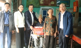 Phó Chủ tịch UBND tỉnh Phan Thế Tuấn tặng quà gia đình chính sách tiêu biểu tại xã Lương Tài